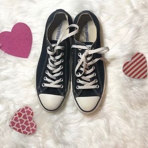 Unisex black converse low tops, men’s 9 women’s 11